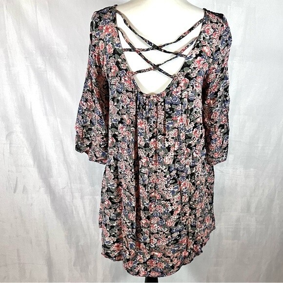 En Creme lace yoke cross back floral tunic top size medium - Picture 3 of 5